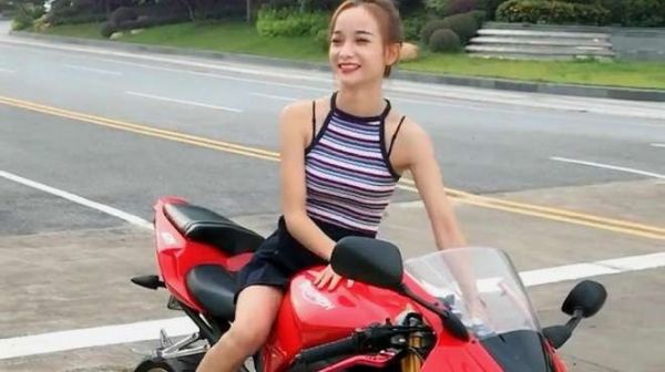 19岁女孩不做萌妹子,要当酷女孩,骑重型机车独自去香格里拉