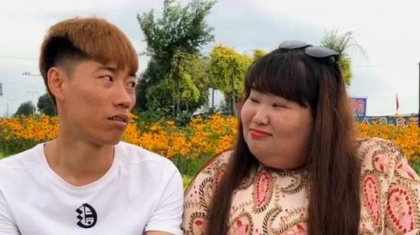 东北农村夫妻,妻子的体重是丈夫的两倍半,经常参加搞笑节目