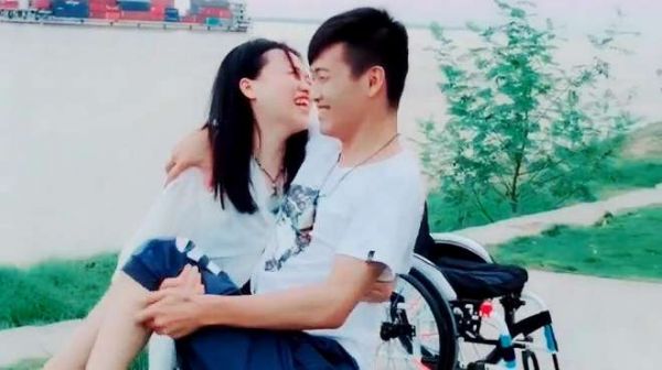 湖北90后帅小伙,13年车祸导致下半身瘫痪,女朋友却还是不离不弃