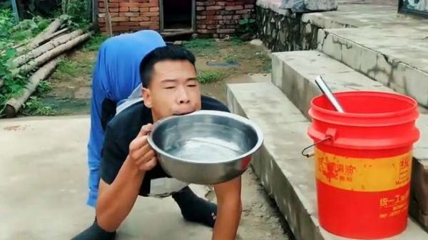 农村26岁残疾小伙,先天脊椎裂只能靠双手走路,可怜天下父母心