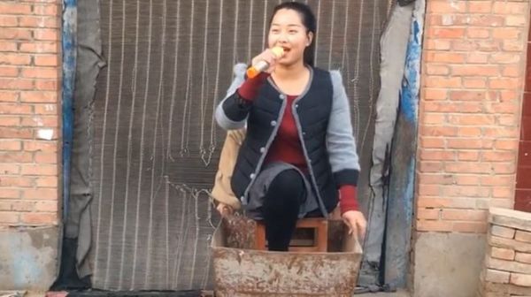 江西农村25岁美女意外失去左腿,用歌声迎接每一天,坚强乐观生活