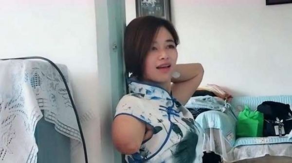 辽宁农村90后独臂女孩,勇敢穿旗袍和泳衣,坚持乐观面对每一天