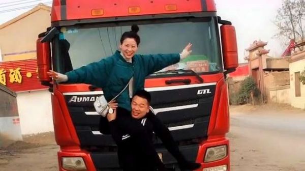 河南90后卡车司机夫妻跑长途,坐月子还跑车,网友:中国好媳妇!