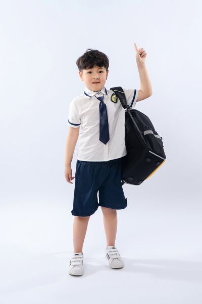 呆萌可爱的背包小男生高清图