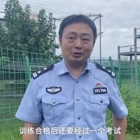 警察蜀黍让两只奶汪干“抓捕”，网友：真的不是“卖萌诱捕”吗？