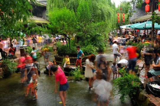 古镇黄龙溪戏水图