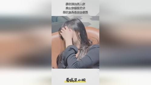 躺在别的男人家，美女穿搭很艺术，捂住脸是最后的倔强！