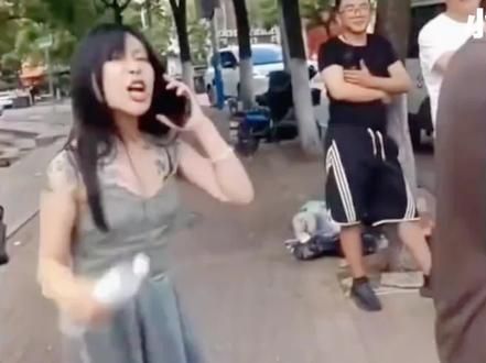 奔驰女酒驾逃逸被交警拦下,态度嚣张当场躺地撒泼打滚,扬言,我妈饶不了你们!