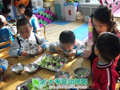 幼儿园小班安全教案《和宠物相处》配图三