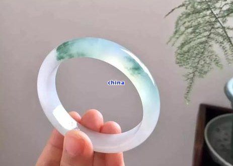 翡翠挂件如何保养更佳？详细教程与图片分享