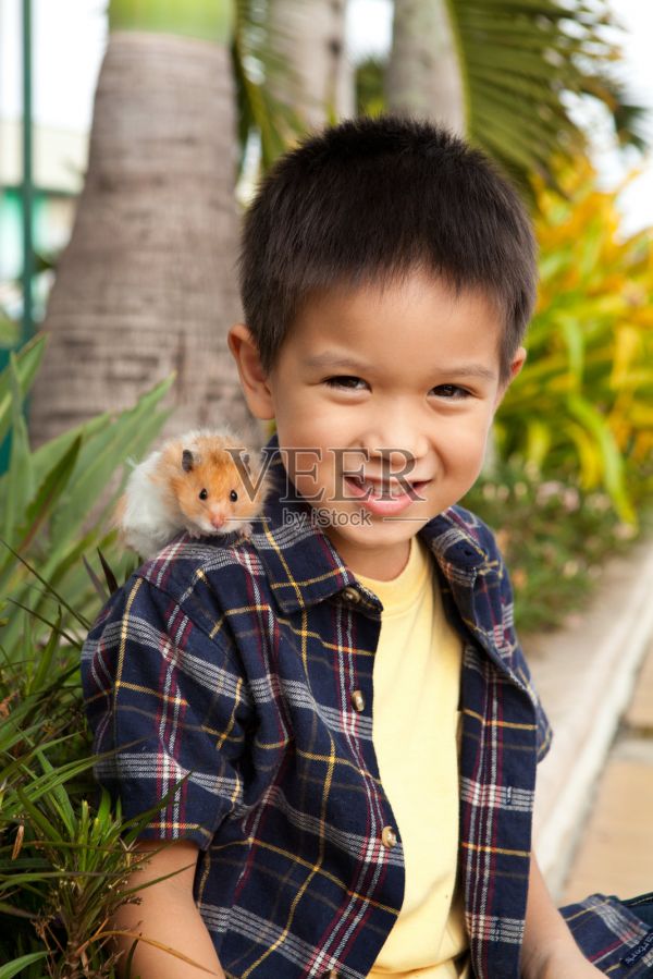 小孩在户外与宠物仓鼠照片摄影图片