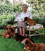 与她的爱犬威尔士矮脚狗