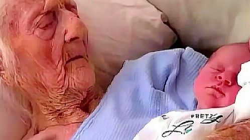 74岁老太太生下一名男婴，当看到婴儿后，大家立刻都变了脸色