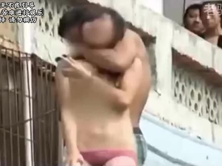 只因情侣俩吵架拌嘴，男子直接用刀将女子挟持并要求其脱光。#真实事件