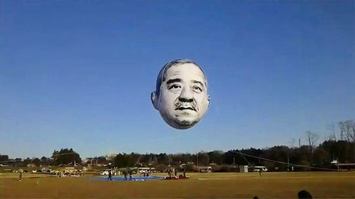 日本上空惊现神秘“人脸”，24小时盯着路人看，网友：心里吓得慌