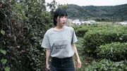 韩国女友在中国摘杨梅,第一次吃杨梅反应是