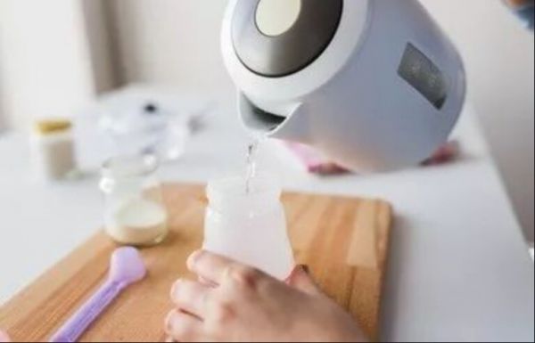 鹦鹉幼年吃什么食物最好？小鹦鹉的喂养方法与注意事项