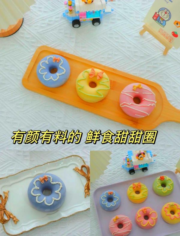 宠物鲜食甜甜圈制作全攻略 宠物美食新体验!鲜软可口的宠物甜甜圈,让你的爱宠享受美味与健康! 详细步骤,简单易学,让你的宠物厨房瞬间升级! ️ 所需食材: 鸡蛋1个 鸡胸肉60克 燕麦粉20克 羊奶粉10克 干酵母2.5克(秘密配方哦!) 淋面食材: 进口奶油奶酪40克 土豆泥40克 吉利丁1片 制作步骤: 1️⃣ 将鸡蛋、鸡胸肉、燕麦粉、羊奶粉和干酵母(除干酵母外)混合均匀,然后加入干酵母,继续搅拌。将混合物挤入甜甜圈模具中,填充至5-6分满,因为发酵后会变大。静置发酵30分钟。 2️⃣ 预热烤箱至170度,烤制20分钟。烤好后,满屋飘香,你的宠物会迫不及待地守在烤箱旁等待美味降临。 3️⃣ 制作淋面:将奶酪隔水加热至软滑状态,加入土豆泥,再倒入融化的吉利丁。使用天然果蔬粉调色,低饱和度更高级。将奶酪酱倒入裱花袋,挤入模具5分满,再将甜甜圈胚压上去,冷冻2小时脱膜。 4️⃣ 装饰:将剩余的奶酪酱随意在甜甜圈上画出喜欢的线条,再将鸡肉奶酪小饼干装饰上去。一个完整的宠物甜甜圈就完成了! 发酵食物的优点: 经过发酵的食物更容易被消化吸收,特别适合消化功能较弱的宠物。 发酵后的食物有一种淡淡的酸味,宠物们通常很喜欢这种味道。 赶快动手制作吧,让你的宠物享受这份特别的美味!-有驾