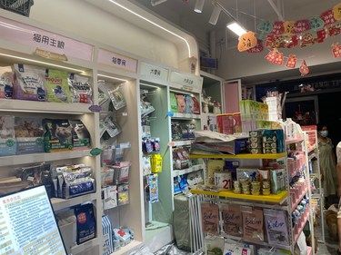 超级有爱心的老板，一直在收养小流浪