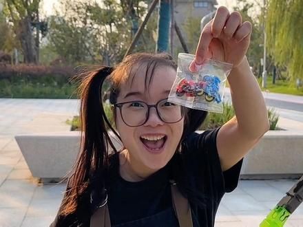 飕狗摩托车向前冲！小明刚开始一直领先的，但是最后输了！ #玩具 #一起飕狗吧 #爱动玩具