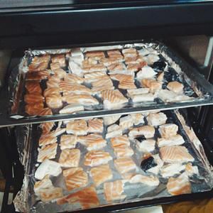 宠物烤三文鱼干「狗狗零食」的做法 步骤1