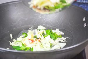 狗狗菜谱：芹菜鸡肉汤的做法 步骤2