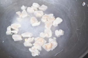 狗狗菜谱:水煮鸡胸肉的做法 步骤2