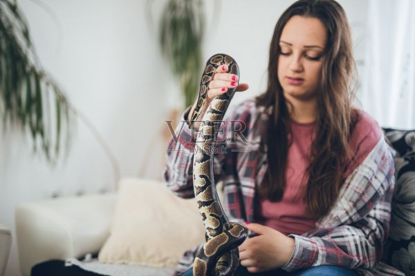 年轻女子和她的宠物蛇照片摄影图片