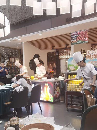 大快朵颐烤鸭时