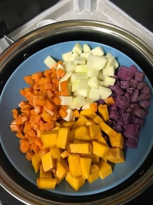 三文鱼牛肉鸡肉自制狗粮的做法 步骤1