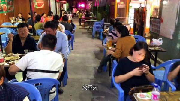 郑州最火烧烤夜市之一,羊肉串提前三天才能预定上,老板脾气倔