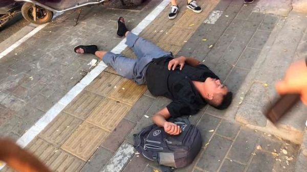 下班路上偶遇突发事件,小伙突然倒地,到底发生了什么事儿