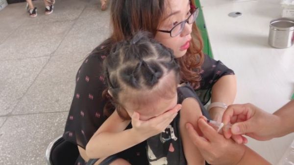 带六岁女儿去打防疫针,打针现场戏精附体,逗死老爸了