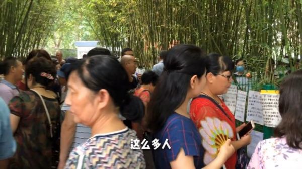 郑州相亲公园偶遇婚姻中介,现场教我谈恋爱,这收费算高吗?