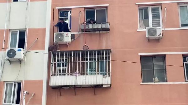 猫咪被困窗外,平谷社区联合消防用捞网营救
