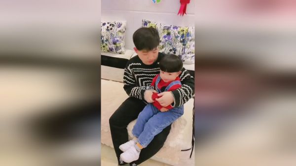 这父子俩始终站在统一战线俩