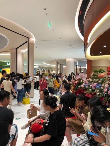 所有餐厅都取了号，依然吃不上一口饭[流汗]