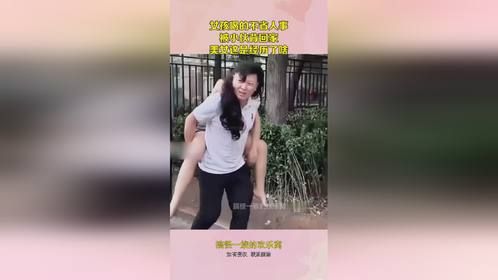 女孩喝的不省人事，被小伙背回家，美女这是经历了啥！