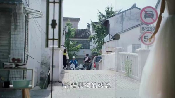 穷小伙相中女警花，目送她背影离开，都看直眼了！