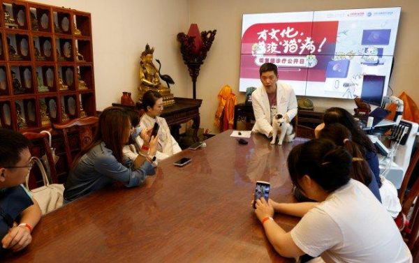 毛军福医生为王情圣进行体格检查