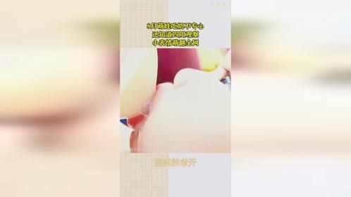 8月萌娃吃奶不专心，还知道四周观察，小表情萌翻全网