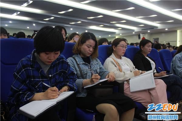 4.参会老师用心记录每一位分享老师的精华，争分夺秒奋笔疾书(2)