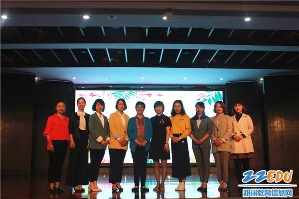 12.全体发言人与组织者合影，留下成长的足迹！留下美好幸福的精彩瞬间