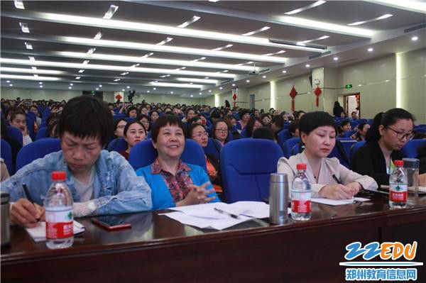 11.与会专家和老师都满怀对幼儿教育的热爱，分享着、成长着、幸福着~