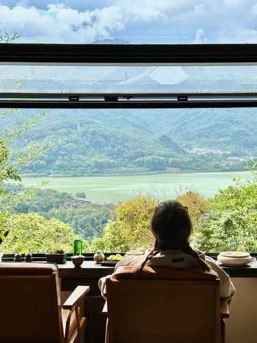 在成都！在都江堰！我找到了绝美江景茶室！可以俯瞰整个都江堰…