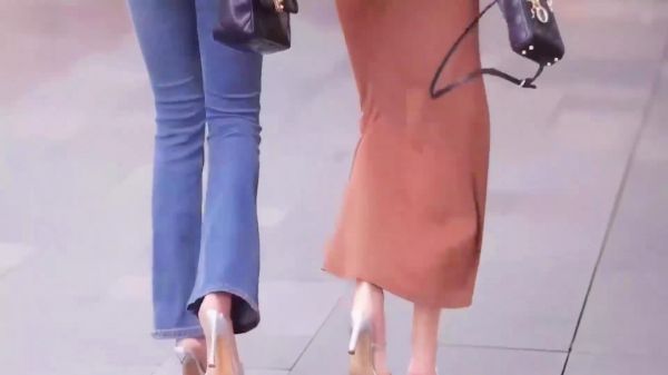 网红美女，颜值高走到哪都是焦点，你们觉得呢