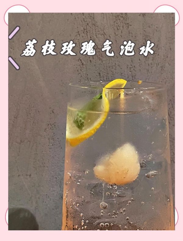 成都宠物咖啡店探店指南 ☕️ 如果你是个宠物爱好者,那么这家咖啡店绝对是你不可错过的天堂!店里有各种超可爱的宠物,绝对能萌化你的少女心❤️。 环境: 这家店的设计风格非常独特,水泥工业风,简约又耐看,特别符合年轻人的审美。随便一拍都是大片,质感满满。 地址: 建设南街15-13号 营业时间: 周一至周日 10:00~23:00 ☕️ 冰博克拿铁: 这款拿铁入口顺滑,奶香味淡淡,但苦味稍重,后调有点涩。喜欢苦味的朋友可以尝试,不喜苦味的慎点哦❗️。 荔枝玫瑰气泡水: 荔枝的甜味和玫瑰的香味完美结合,喝起来像无酒精的mojito。记得喝前搅匀哦,不然糖分会沉淀在底部。 提拉米苏: 这款甜品甜而不腻,草莓酱和蛋糕的味道完美融合,摆盘也很用心。 宠物: 一楼有一只大羊驼,名字叫“噗噗”,因为它喜欢吐口水,所以去的时候要小心哦。不过它的毛真的很软,摸起来特别舒服。 二楼是猫咪的天堂,有布偶、蓝猫等各种猫咪。和这些小可爱们一起玩,幸福感爆棚! 成都探店|成都咖啡店推荐|成都下午茶好去处|闺蜜下午茶|成都拍照-有驾