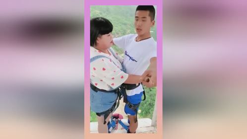 小胖妞今天去挑战蹦极，这么重的小胖妞小哥还敢带她跳