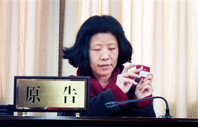 凌女士庭上出示了很多证据，包括爱犬死前曾用过的药物。摄/记者 洪雪