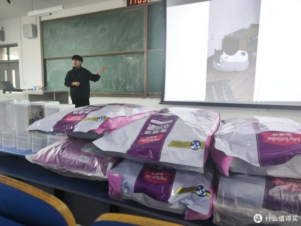山科大动物保护协会的同学,在给大家介绍猫学长的近况